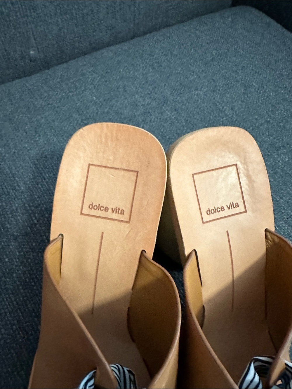 Dolce Vita Women's Tan Bow Block Heel Slide Sandals - Picture 5 of 7
